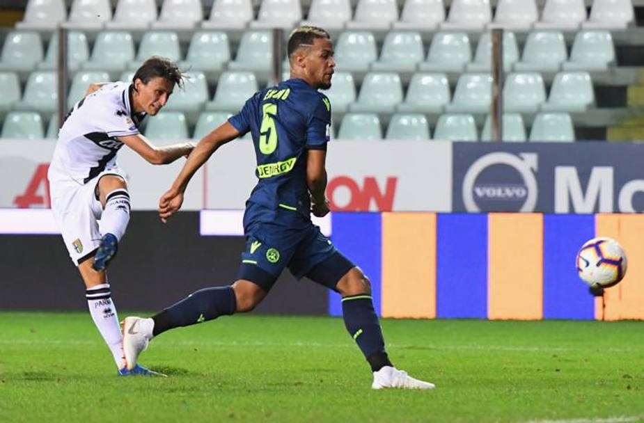 Roberto Inglese, colpisce con una fucilata la difesa dell&#39;Udinese;  il primo gol del Parma in Serie A dopo tre anni. Getty